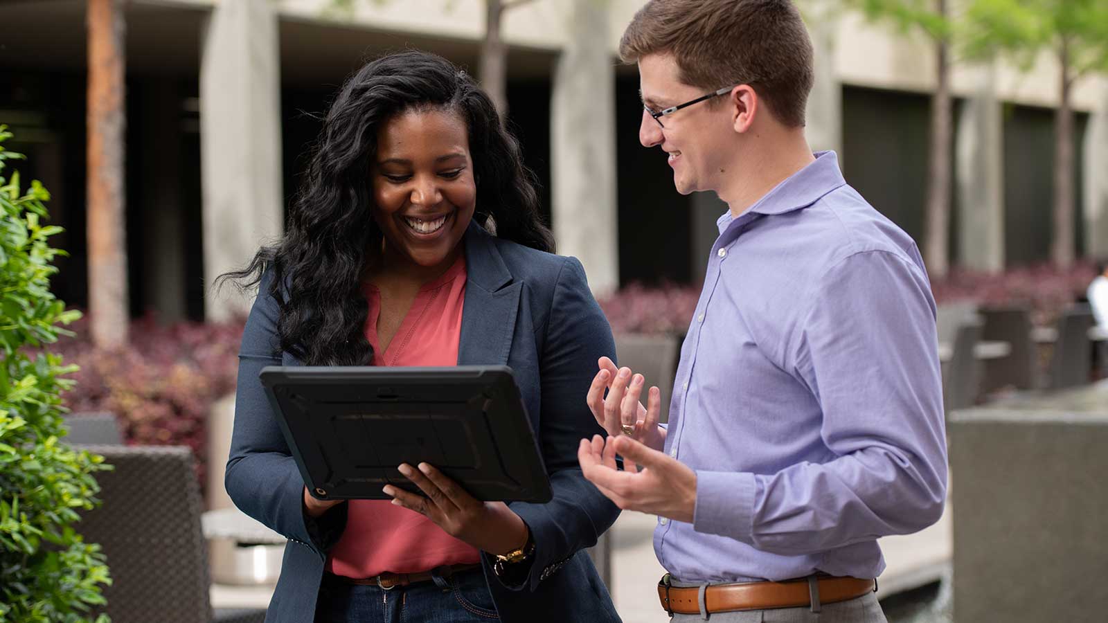 一位男士和一位女士正在室外交談