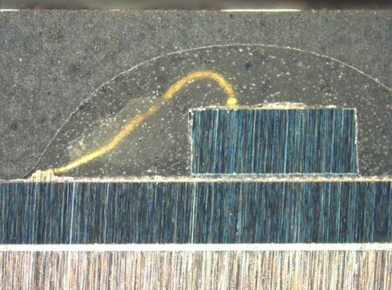  採(cǎi)用 TI BAW 技術(shù)的低模量材料覆蓋的敏感時(shí)脈晶片截面視圖，其可將封裝應(yīng)力與矽電路去耦合，進(jìn)而能夠在廣泛的溫度範(fàn)圍內(nèi)提供一致、準(zhǔn)確的計(jì)時(shí)性能。