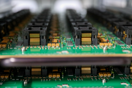  TI 的一個組裝與測試設(shè)施正在進(jìn)行高溫測試，其中包括在電路板上的測試插座中對多個封裝進(jìn)行高溫操作壽命測試。