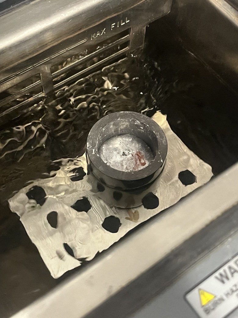  裝有液態(tài)鎵的坩堝放置在油浴中