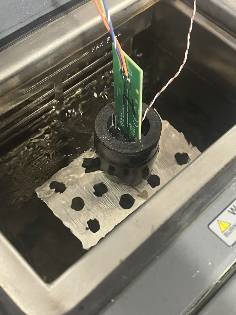  測試 PCB 置于液態(tài)鎵中進行熱響應(yīng)測試