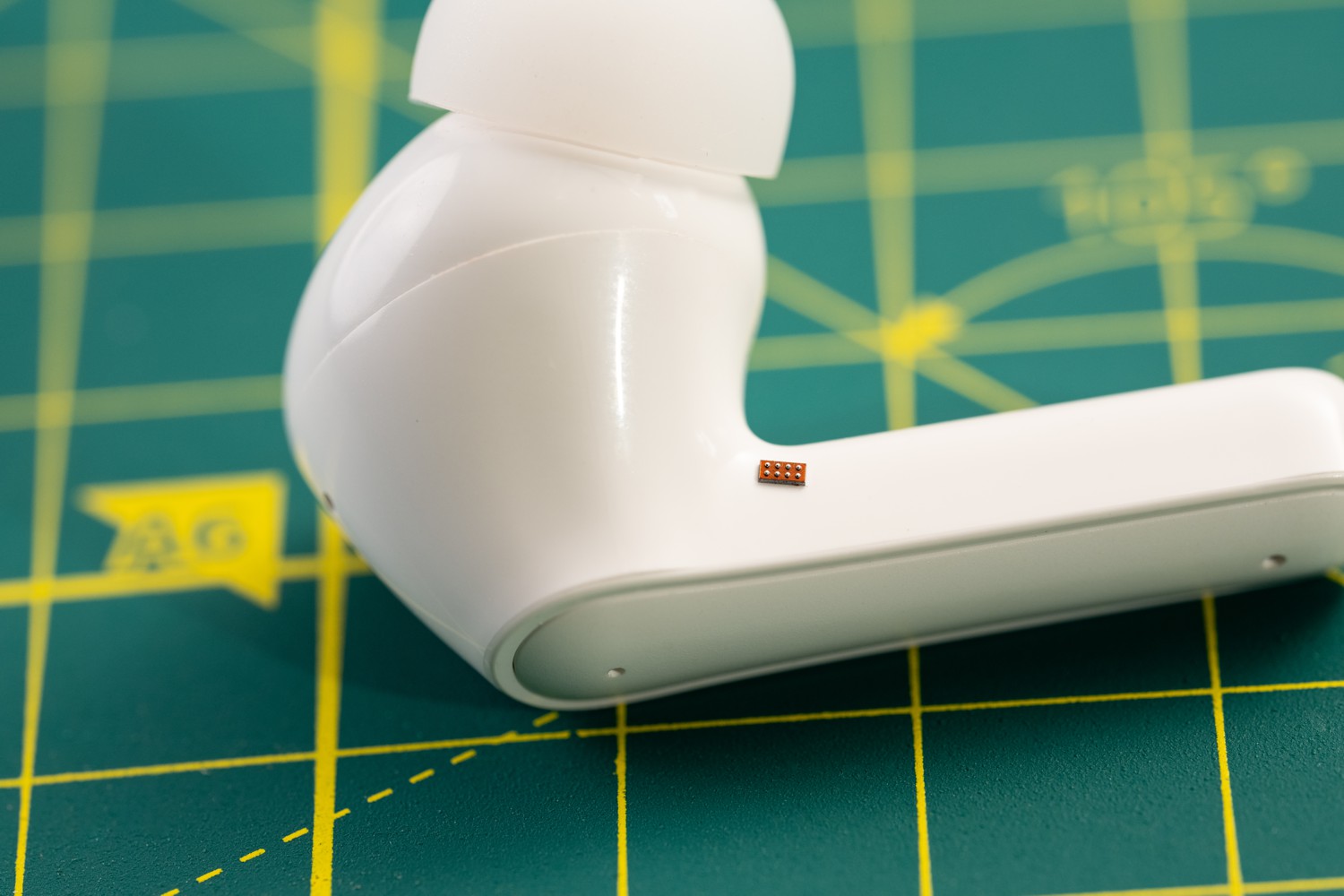  MSPM0C1104
                    與無線耳機之間的尺寸對比