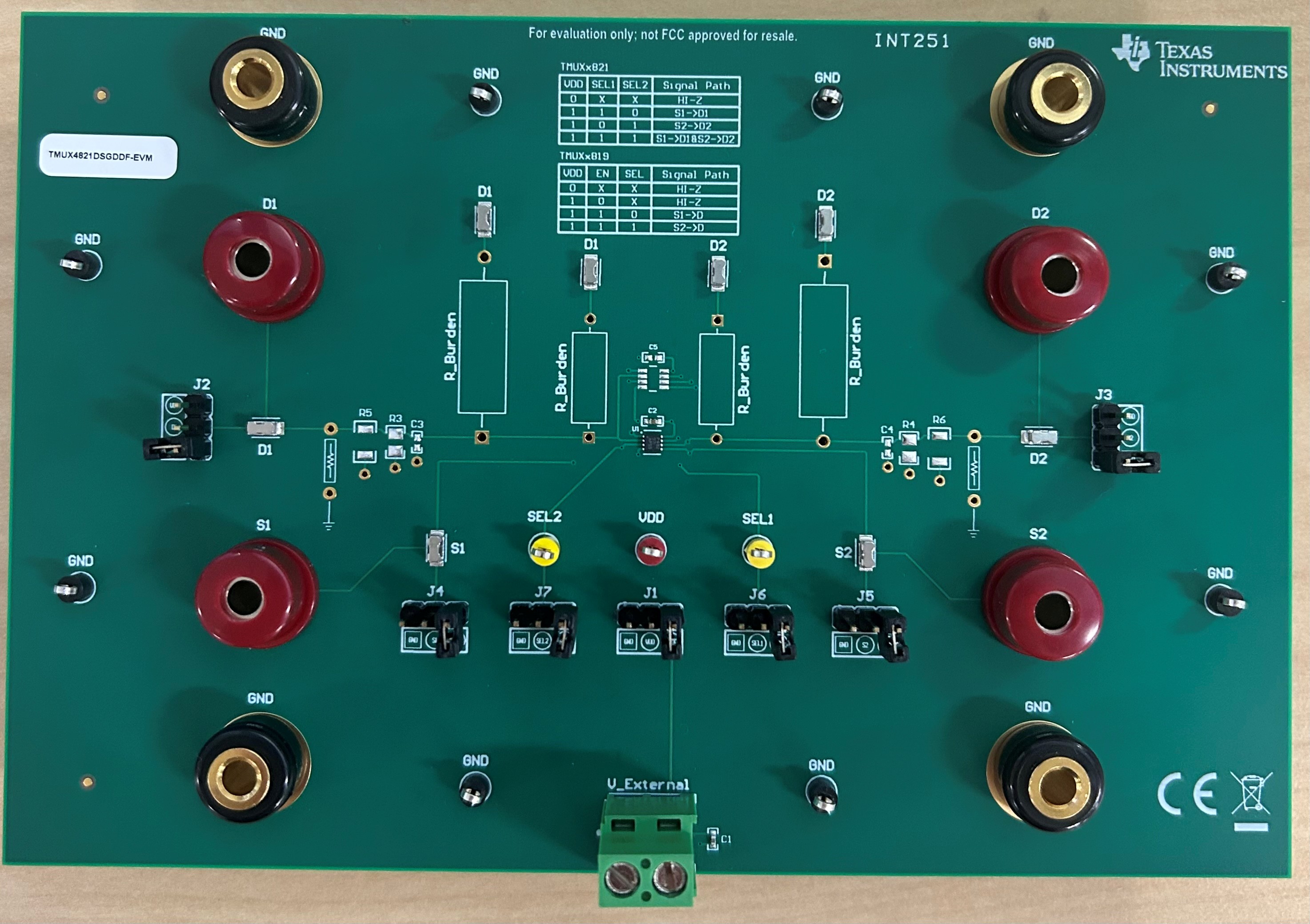TMUX2821DSGDDF-EVM TMUX28XX-DSG-DDF-EVM（頂視圖）